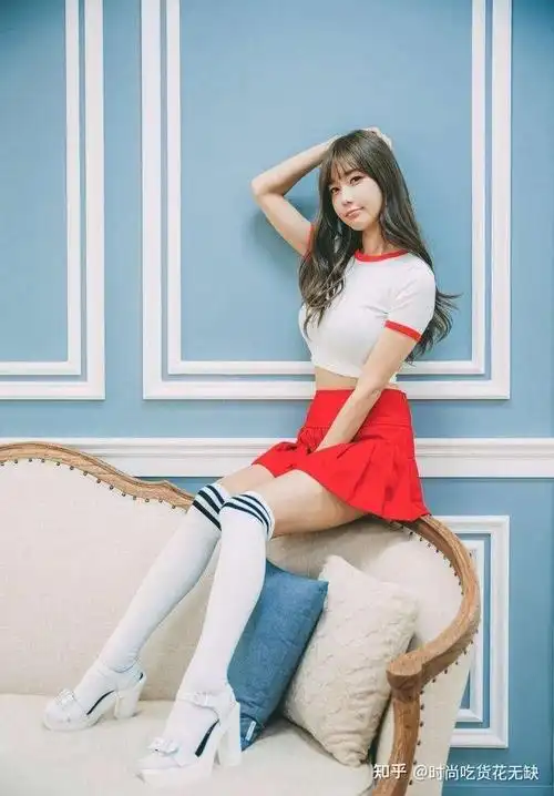 过膝长筒袜 短裤