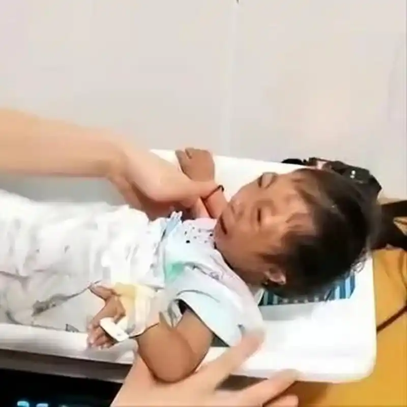 "拇指姑娘"梁小小:身高54厘米体重5斤,妈妈因爱坚守从不放弃