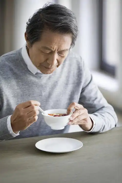 人,成年人,老年人,头发,一个人,家庭,家,吃,竖图,室内,白天,正面,吃饭