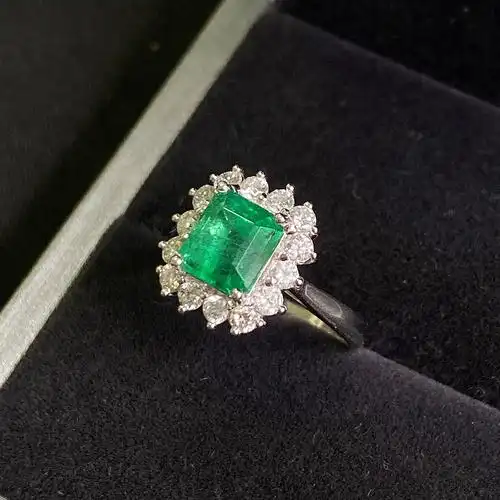 85ct祖母绿戒指 18k金镶钻0.50ct  7088