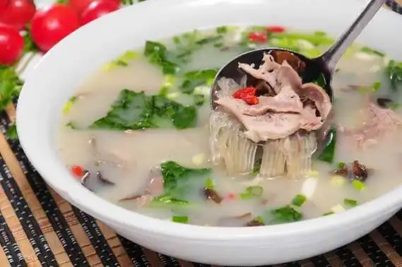 羊肉汤,灵宝羊肉汤是历史久远的风味小吃,除当地外,很难做到其纯正