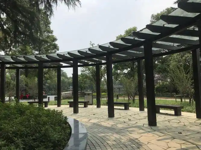 弧形休闲廊架,铺装冰裂纹