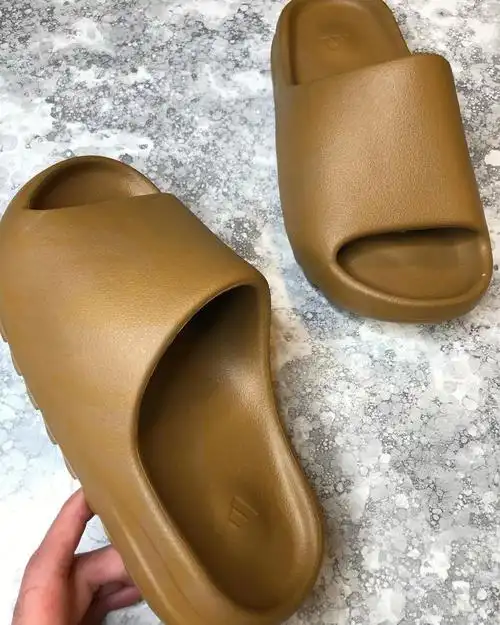 下月发售yeezyslideochre实物曝光
