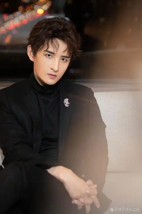 张远是当红实力派歌手,他拥有舒适动人的嗓音,以及深情的演唱风格让