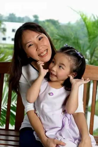 2,杨议妻子跟女儿璐阳