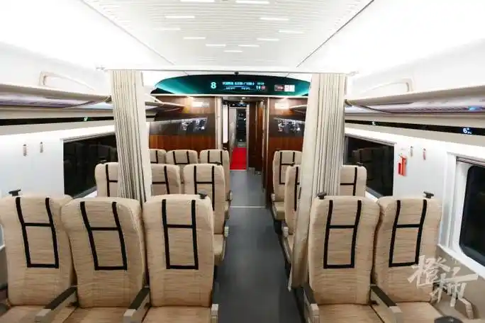 亚运智能动车组以"润泽江南"为外观和内饰主题,"身披"第19届杭州亚运