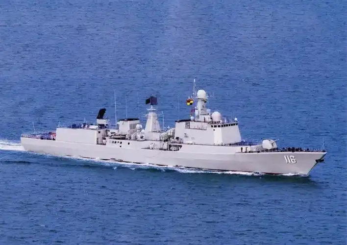 这是经过小规模改进升级的051c型驱逐舰116号"石家庄"舰,在外观有局部