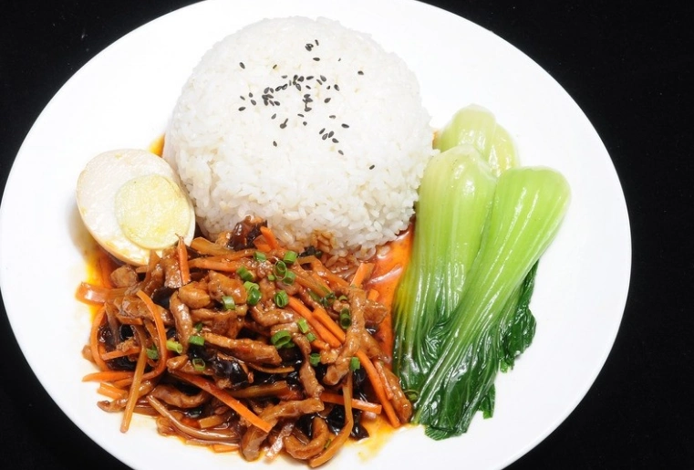 鱼香肉丝盖饭,一道美味的家常菜肴,喜欢就赶紧尝尝吧,白玉晶莹的米饭