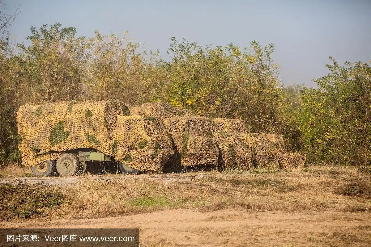 伪装网格隐藏着一辆军用车辆