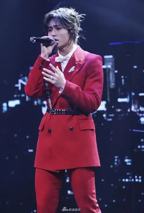 组图:张哲瀚举行ep《我遇见我》首唱会 穿束腰红西装帅气亮相