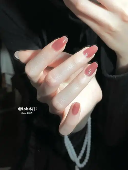 单色美甲气质显白梅子酿酒