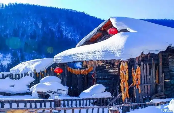 洁白的冬雪夜幕下的美景