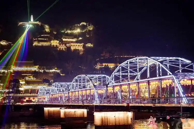 兰州:彩灯辉映中山桥_甘肃_年味_图片