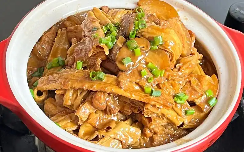 家常腐竹焖猪肉,出锅热气腾腾,开胃又下饭,看着就很有食欲_哔哩哔哩_b