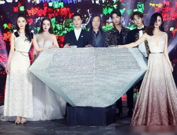 杨幂和赵丽颖同框合影啦没有了精修待遇谁长相佳显而易见