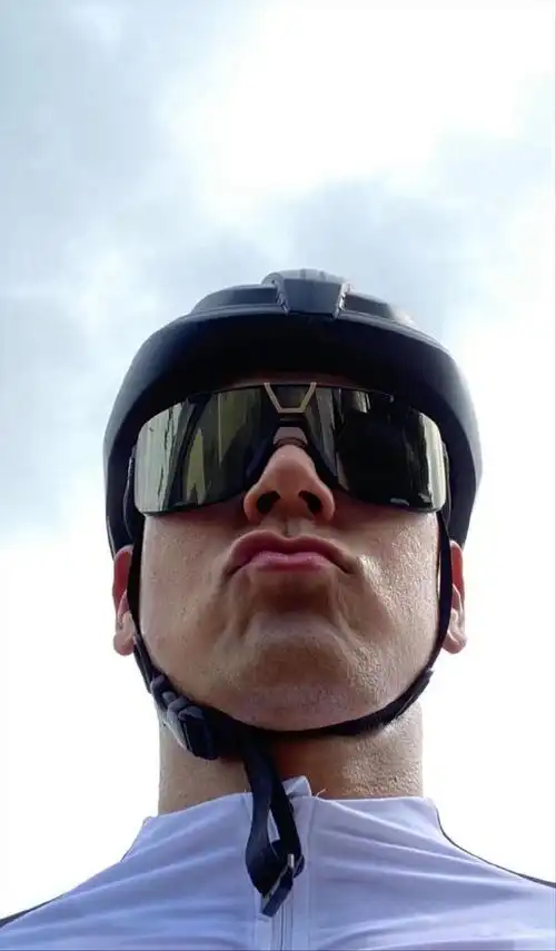 新浪娱乐讯 5日,彭于晏在社交平台晒出骑车的自拍和背影,照片中,他一