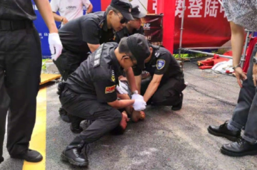 原创香港影星任达华参加活动被人捅刀腹部受伤流血不止