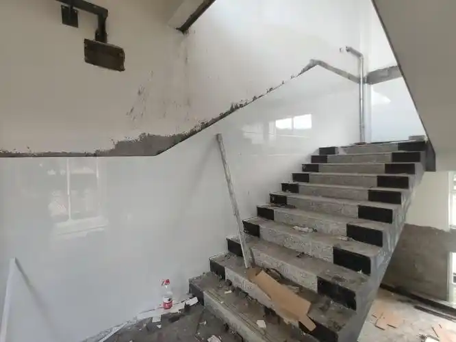 1#楼六层楼梯墙裙瓷砖张贴