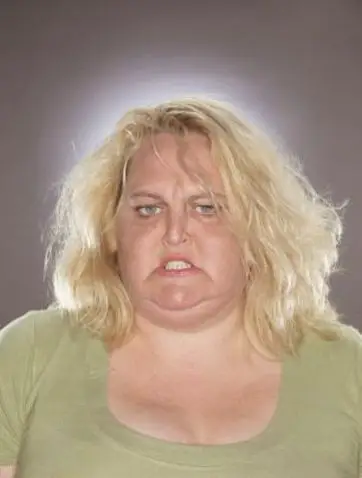 肥胖的尼基被认为是丑模中曲线最美的女人托米·马丁森的这一表情被