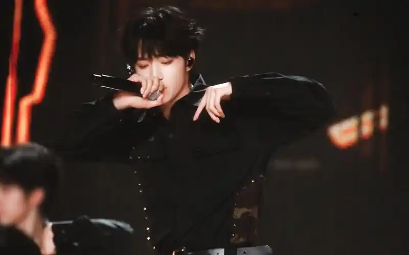 《男儿歌》舞台首秀刘耀文focus_哔哩哔哩_bilibili