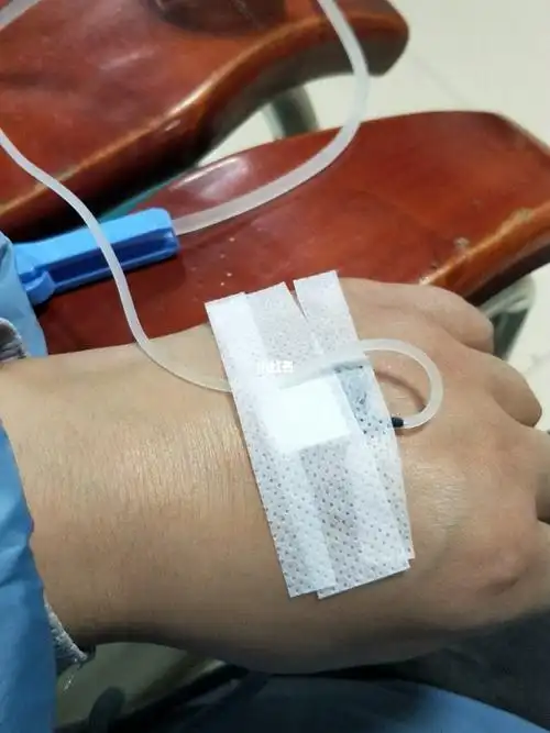 请问各位,哺乳期发烧,吊水.不能喂奶.昨晚小孩吃奶粉闹得特别厉害.