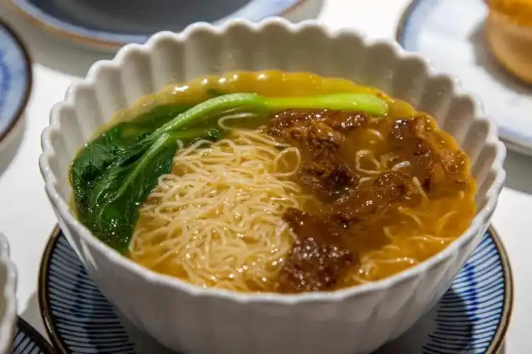 大块的牛腩劲道鲜嫩 一勺一勺地喝着牛肉汤醇香诱人 面条可与北方的