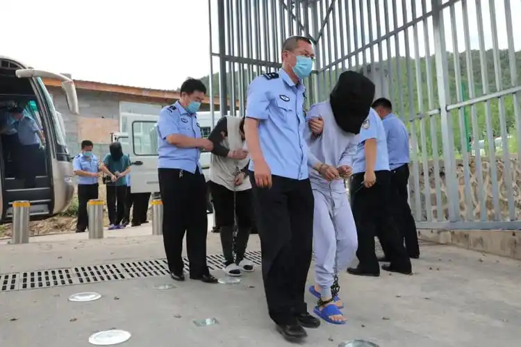 长白临江公安顺利完成看守所在押人员异地转移押解任务