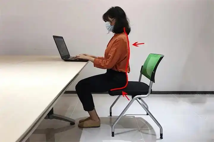 1/3板凳坐姿:越坐越累4当你葛优瘫时,腰部悬空,身体的重量都由颈椎和