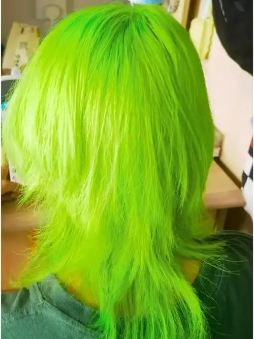 感觉我的头发在地上会发光#蜥蜴绿#染发