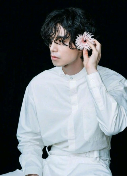 李栋旭身穿一袭粉色的套头衫微卷的头发有混血王子既视感