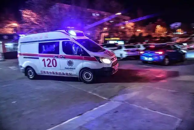 120出诊归来,急促的警报声划过鞭炮声声的除夕夜,这是除夕夜里的120带