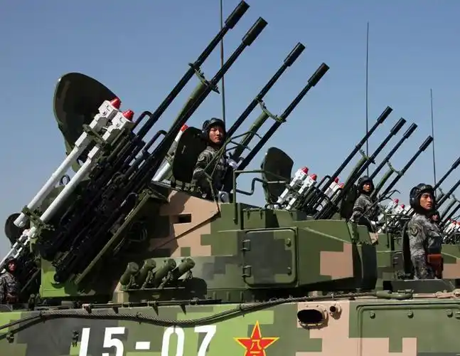 2009年国庆阅兵,履带自行高炮方队装备着便携式防空导弹. 乔天富 摄