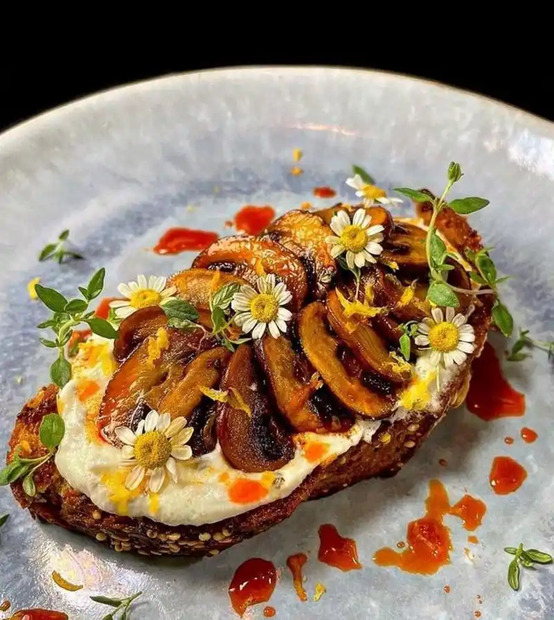 米其林餐厅的菜摆盘很好看,但是味道感觉和一般茶餐厅没什么太大区别