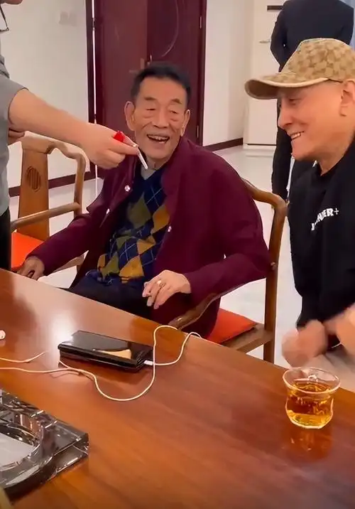 90岁杨少华和友人抽烟!姿势熟练面色红润,一头黑发身形佝偻