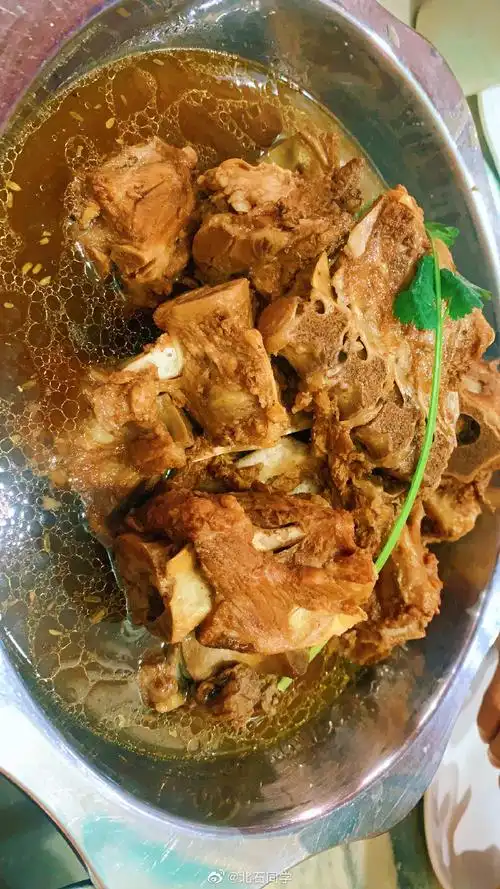 河北的大牛棒骨,铁锅炖鱼,北京的羊蝎子,现在来到了上海,点了一碗鸭血