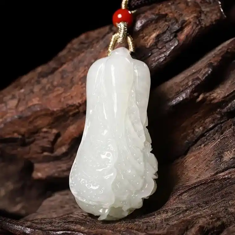 天然新疆和田玉羊脂玉白菜.