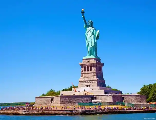 自由照耀世界(liberty enlightening the world),是一座位于美国纽约