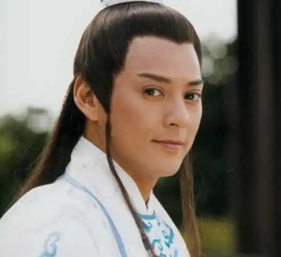 年轻时的莫少聪英俊潇洒,大眼睛,高鼻梁,长相十分正派.