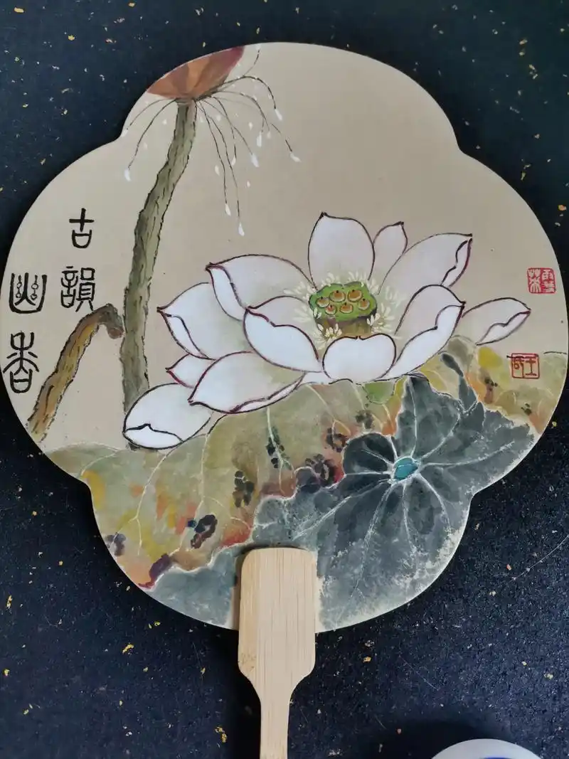 团扇:莲开无言.#纯手绘 #静心养性 #寻一处幽静觅一份清欢 - 抖音