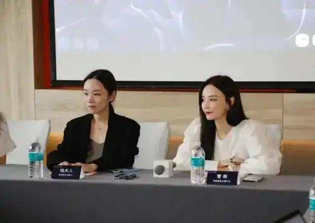 图注:左钱昱帆,右雪梨 2011年,淘宝进入稳定期,越来越多年轻人开淘宝