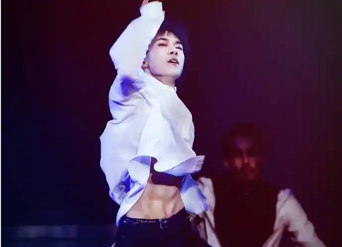 易烊千玺上演"胸肌诱惑",荷尔蒙爆棚!粉丝:腹肌也了解下?