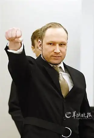 布雷维克在法庭上作出一个极右翼"敬礼"手势 16日,挪威民众在法庭外