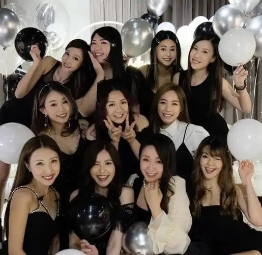 tvb甜美小花晒庆生照身边闺蜜大换血11人全新姐妹团超养眼
