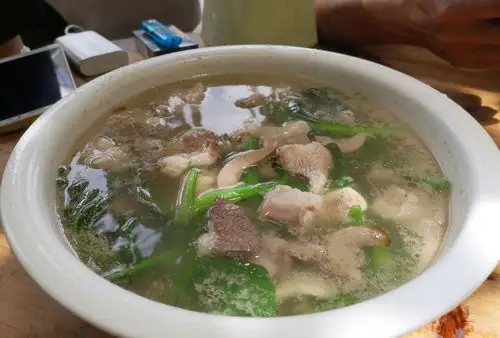 湛江这家开了几十年的饭店,主打一味猪杂汤,开豪车的人都要来吃_高清