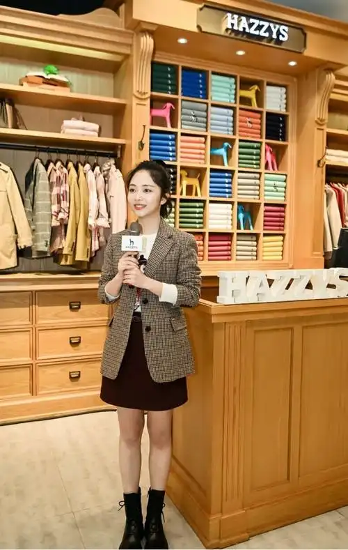 谭松韵的气质好清新穿紫色抹胸礼服肤白貌美直角肩和锁骨绝了