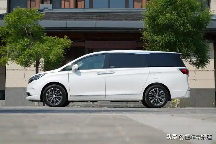 新款gl8 es定位于第三代别克gl8的中期改款车型,从外观内饰到配置动力