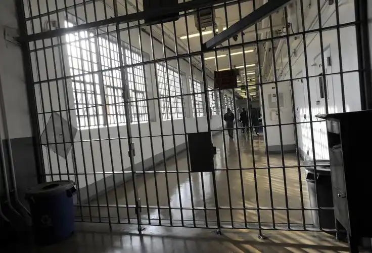 华裔男生在美国监狱被饿5天获赔410万美元