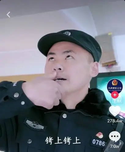 警察被气到掐人中自救网友笑死人不偿命