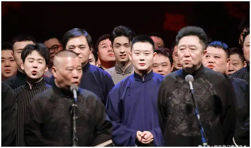 秦霄贤是德云社的霄字科演员,今年刚刚拜师,封箱跟杨九郎走的双人组合