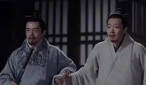 秦始皇是秦昭襄王的曾孙,秦孝文王的孙子,秦庄襄王的儿子,他出生于昭